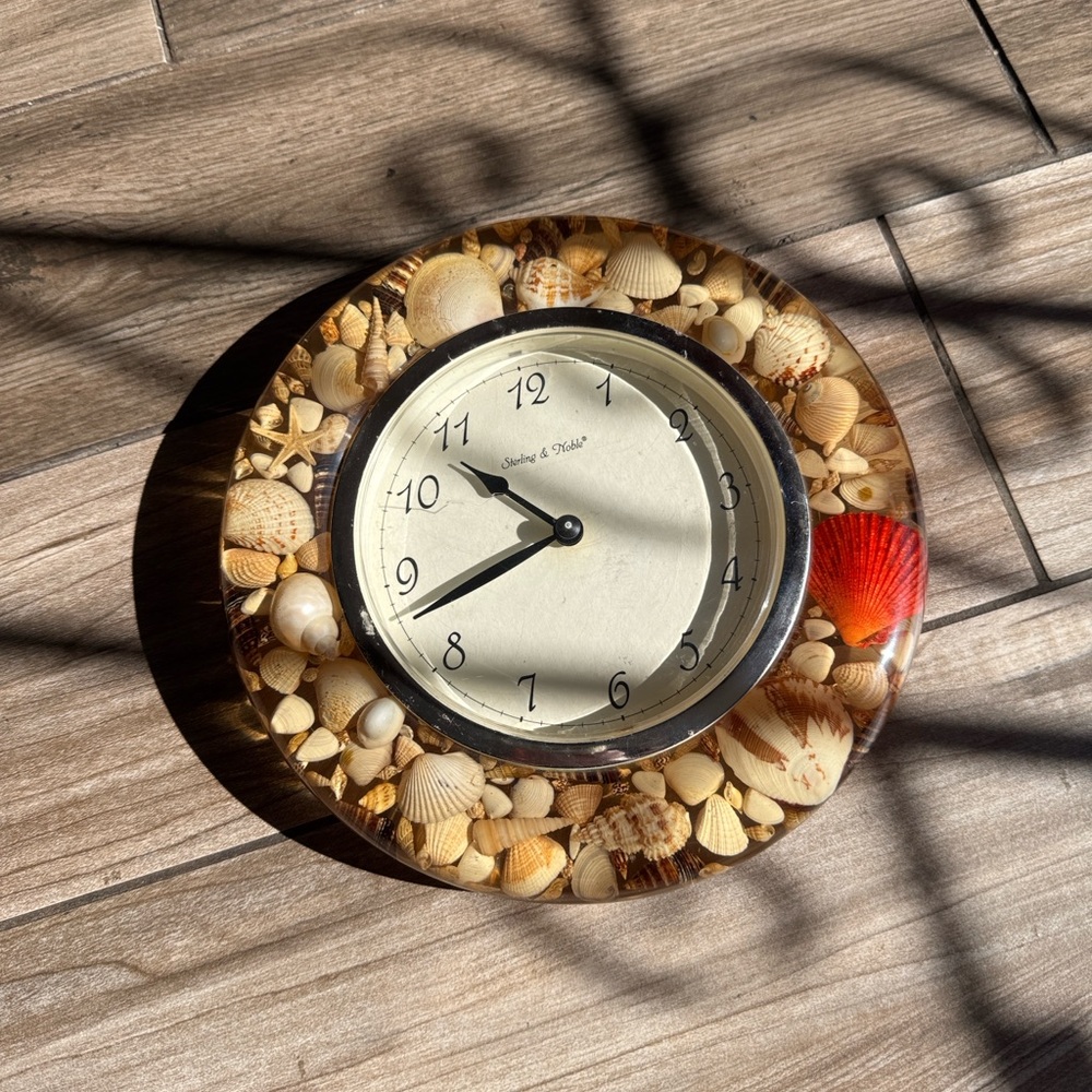 VINTAGE LUCITE STERLING & NOBLE CLOCK